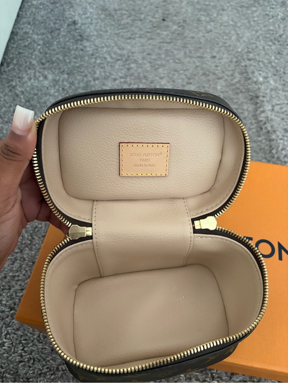 Louis Vuitton Monogram Cosmetic Case in Beige with Gold Hardware. - Picture 2 of 4